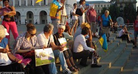 Участники врадиевского шествия готовятся снова разбить палатки на Майдане: киевляне приносят им еду. ФОТОрепортаж+ВИДЕО