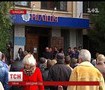"Я бы их поубивала: они на воле ходят, а нашего ребенка нет", - люди готовы штурмовать РОВД, отпустившее убийцу 23-летнего парня. ВИДЕО