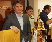 Ковалец показал Кубок Содружества с сине-желтыми лентами