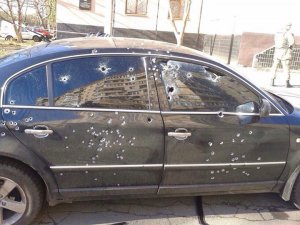 [фото] В Кривом Роге перед избирательным участком из "калаша" обстреляли иномарку: опубликованы фото