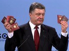 Порошенко продемонстрировал участникам Мюнхенской конференции паспорта и военные билеты солдат РФ, воевавших в Украине. ФОТО