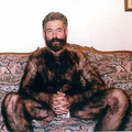 Он нечаянно пролил на себя спрей от