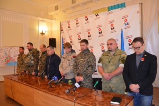 В Мариуполь прибыли военные, освобождавшие здание ГУВД год назад (ФОТО)