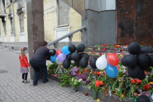 Мариупольцы двинулись с шарами, цветами и георгиевскими лентами к сгоревшему зданию ГУВД (ФОТО)