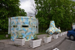 В Мариуполе у драмтеатра появился пост милиции и тетрапод «Укроп» (ФОТОФАКТ)