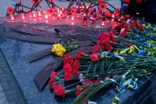 В Мариуполе отметили День памяти и примирения (ФОТО)