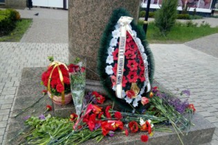 Мариупольцы усыпали цветами памятники героев войны (ФОТО)