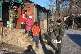 [фото] Силы АТО эвакуировали из-под обстрелов в Трехизбенке двух детей
